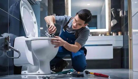 Klozet ve rezervuar bağlantısını onaran tesisat ustası